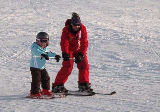 7 至 77 岁的蒂涅滑雪 